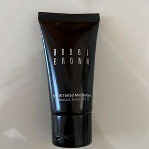 BOBBI BROWN SPF 15 TINTED MOISTURIZER HYDRATANT TEINTE medium to dark tint.
